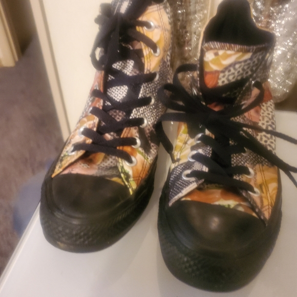 Converse sneakers size 8 - Picture 2 of 3